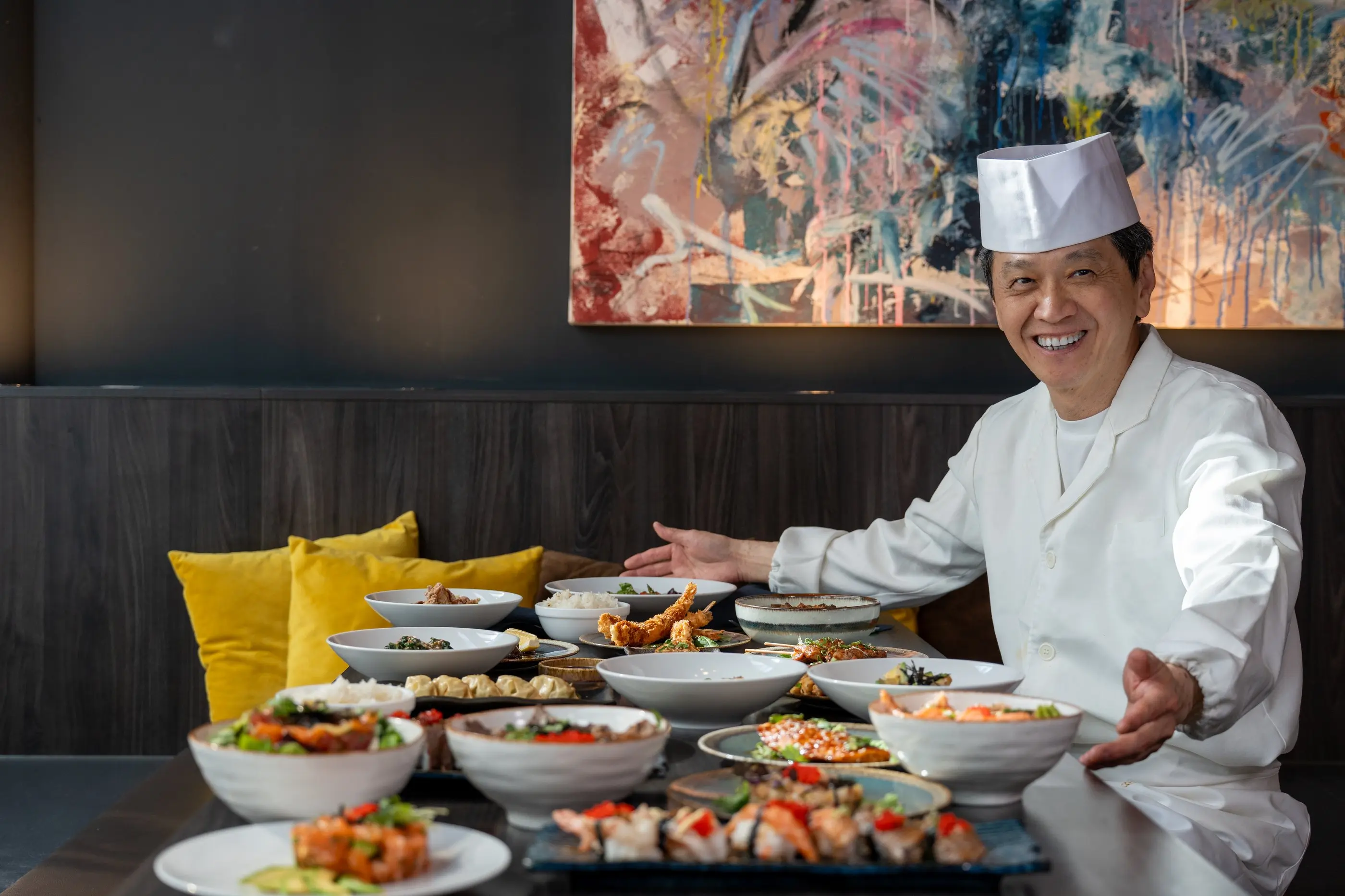 El maestro sushi Robin E.J. Ong ante una mesa puesta en Mikôto Stuttgart