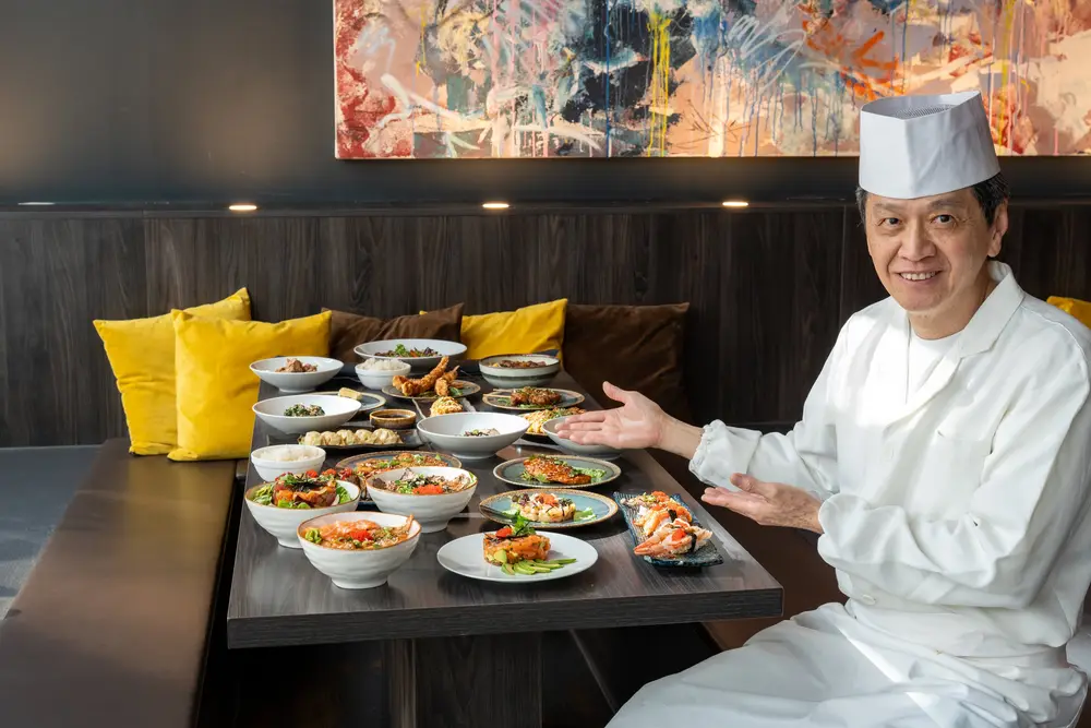 El maestro sushi Robin E.J. Ong ante una mesa puesta en Mikôto Stuttgart